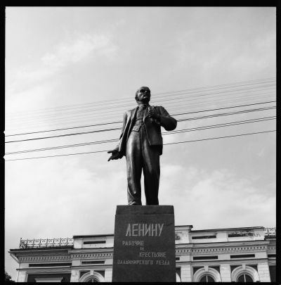 Leninstatyn på torget mittemot katedralen.